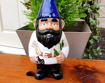 Unique personalised gnomes! A personalised garden gnome for every occasion. Personalised your gnome for a unique gift.